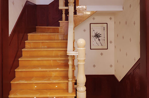 小榄镇中式别墅室内汉白玉石楼梯的定制安装装饰效果